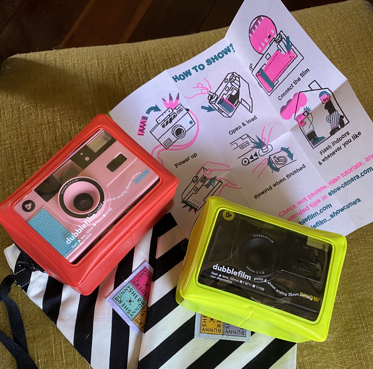 bunnyshootfilm's tweet photo. กล้องฟิล์ม Reusable ออกใหม่จากค่าย Dubblefilm ที่รู้จักกันดีจากฟิล์ม bubblegum สีพาสเทลๆ ได้มีโอกาสลองใช้แล้วใช้ง่าย มี Flash น่ารักมากๆ คุณภาพดีกว่าที่คิด ราคา 2 พันต้น มี สีชมพู / สีดำ มาพร้อมกับสายคล้องคอและกระเป๋าาา เหมาะสำหรับคนที่อยากเริ่มเล่นกล้องฟิล์ม ✨ https://t.co/T5zfJIkUGC