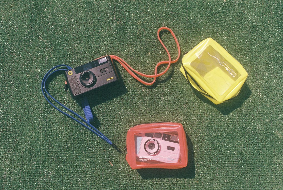 bunnyshootfilm's tweet photo. กล้องฟิล์ม Reusable ออกใหม่จากค่าย Dubblefilm ที่รู้จักกันดีจากฟิล์ม bubblegum สีพาสเทลๆ ได้มีโอกาสลองใช้แล้วใช้ง่าย มี Flash น่ารักมากๆ คุณภาพดีกว่าที่คิด ราคา 2 พันต้น มี สีชมพู / สีดำ มาพร้อมกับสายคล้องคอและกระเป๋าาา เหมาะสำหรับคนที่อยากเริ่มเล่นกล้องฟิล์ม ✨ https://t.co/T5zfJIkUGC