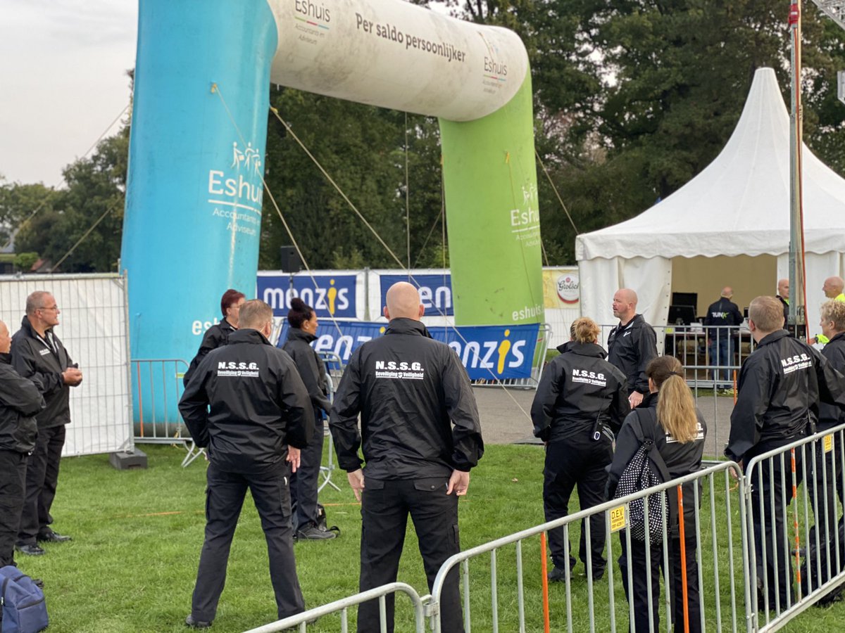 NSSG_SafeSecure's tweet photo. Yes! We mochten vandaag weer een evenement beveiligen. In aangepaste vorm waren onze mensen aanwezig tijdens sportevenement Menzis Singelloop Enschede ✔️🏃‍♀️🏃

Ook opgeleid worden tot beveiliger? Volg onze verkorte gratis opleiding en solliciteer direct 👉 https://t.co/DumWLArK2W https://t.co/Ph2nmtQFfT