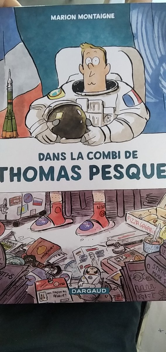 NiLeboucher's tweet photo. En train de lire "dans la combi de @Thom_astro" jme marre mais je sais pas ce qui est vrai et ce qui est fantasque. Il a vraiment explosé le poivrier Peugeot au repas de Noël 2008? https://t.co/zBShq05h4e