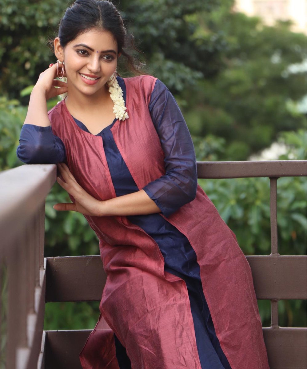 AthulyaOfficial's tweet photo. NEVER stop giving your best...Just because others don't give you credit... Hard work always pays off... 💪🙏 
Happy Sunday sweethearts ❤️ #SundayThoughts #motivation #sundayvibes #AthulyaRavi https://t.co/R5vqivv4t6