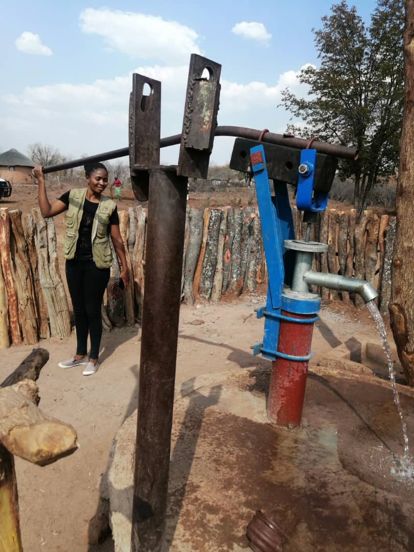 nickmangwana's tweet photo. In this pic, DDF Lupane District Coordinator Sehliselwe Khumalo tests one of the repaired boreholes in Sobendle. The DDF has rehabilitated over 100 boreholes in the District in partnership with development partners.
#TheRealZimbabwe
#ED2YEARSON https://t.co/QdN2hJVGdD
