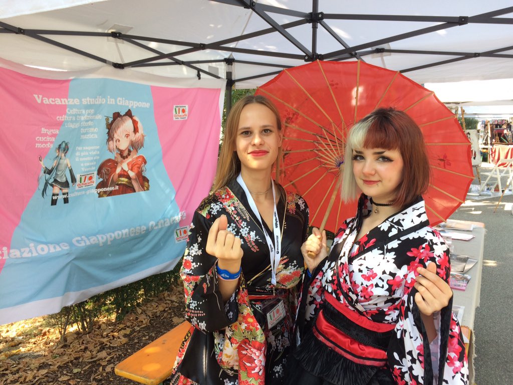 Ochacaffe's tweet photo. Anche oggi al Caorle Cosplay, Comics and Games bella gente al nostro stand! #ochacaffe #ochacaffè #kjgirls #kimonobeauties #caorlecomics #caorlecosplay https://t.co/wONTqDTZvw