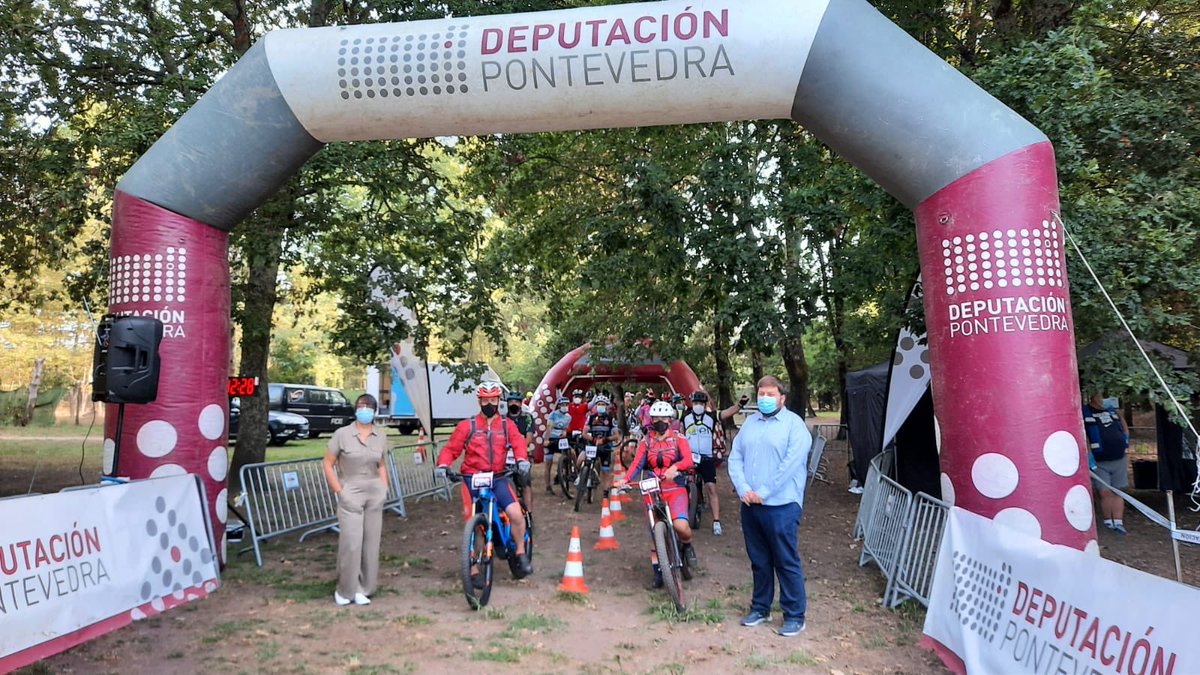 depo_es's tweet photo. Botou a rodar a #DepoRutaBTT en #Ponteareas. Deu a benvida ás/os participantes e recordou as normas de seguridade pola #Covid-19 a deputada @iria_lamas. #DeporteSeguro https://t.co/l0qpowZjfr