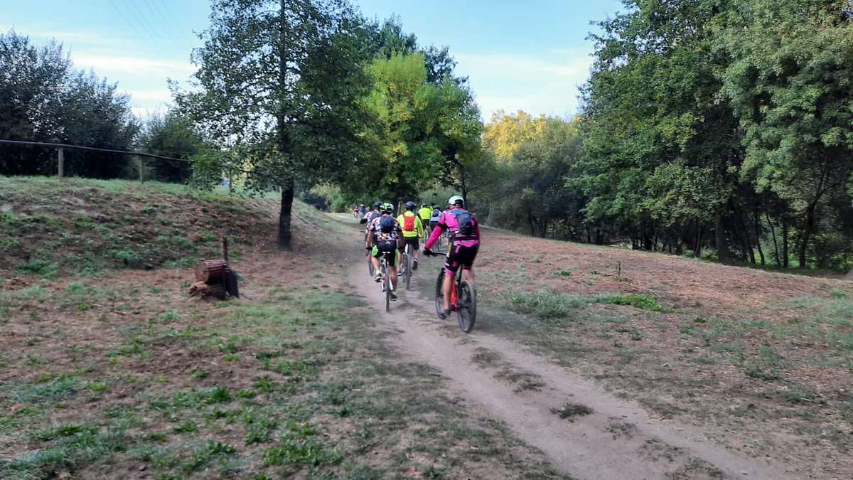 depo_es's tweet photo. Botou a rodar a #DepoRutaBTT en #Ponteareas. Deu a benvida ás/os participantes e recordou as normas de seguridade pola #Covid-19 a deputada @iria_lamas. #DeporteSeguro https://t.co/l0qpowZjfr