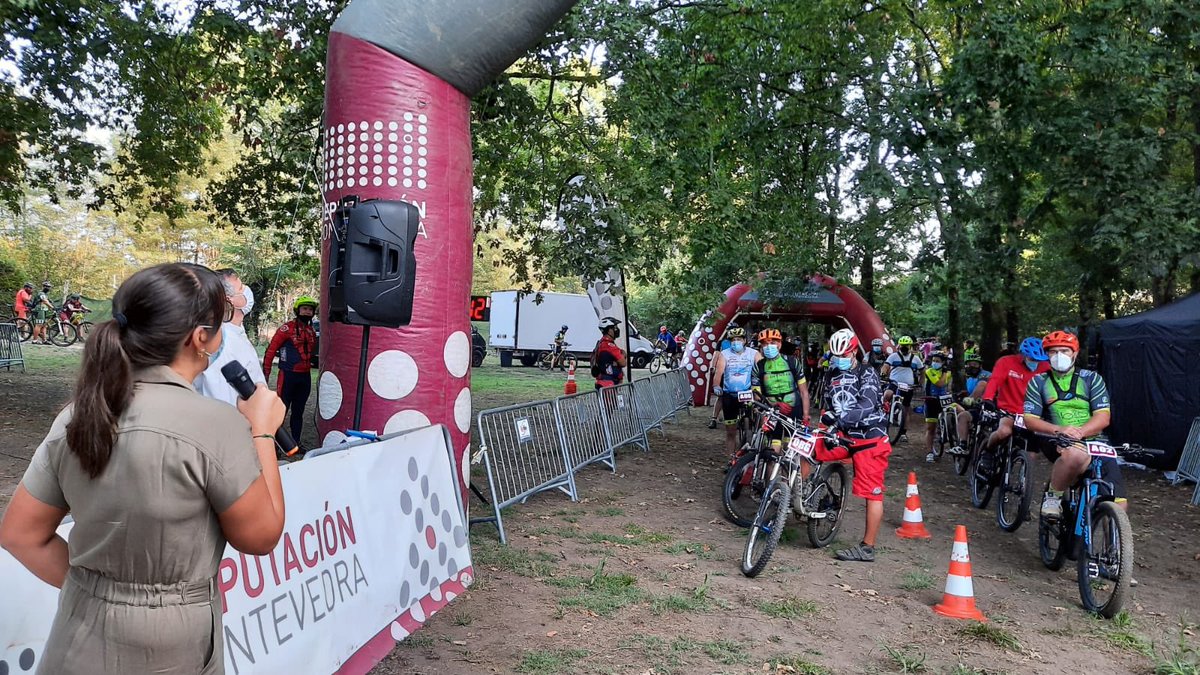 depo_es's tweet photo. Botou a rodar a #DepoRutaBTT en #Ponteareas. Deu a benvida ás/os participantes e recordou as normas de seguridade pola #Covid-19 a deputada @iria_lamas. #DeporteSeguro https://t.co/l0qpowZjfr