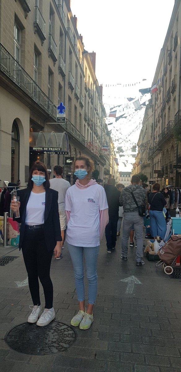 Avec l'aide des commerçants et des bénévoles,  <a href="/PleinCentre/">Plein Centre</a> s'assure du respect des règles sanitaires à l'occasion du vide-grenier Graslin pour que le public passe une belle journée à Nantes centre-ville en toute sécurité. Jusqu'à 18h et également Quartier Copernic !
