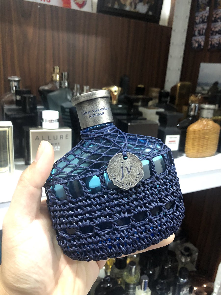 John Varvatos Artisan Blu. Fresh and grassy. It smells watery with the prominent touch of green notes. The scent is masculine and versatile, and surprisingly, the performance is not bad. Just avergae. Sexy fresh scent for men!