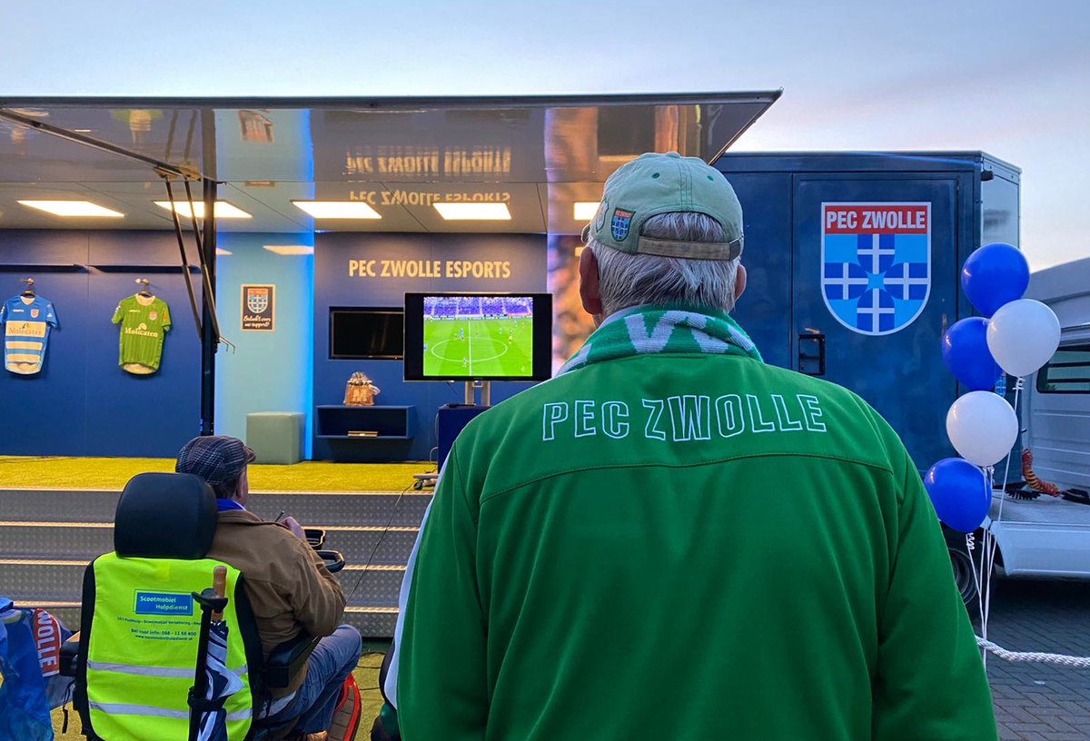 PECZwolle's tweet photo. Mooie eerste editie #PECATHOME in Laag Zuthem! 

De PEC Zwolle Truck, inclusief een groot scherm, catering én optredens van Jilles, ging zaterdagavond op bezoek bij seizoenkaarthouders Tom en Gerrit die niet in het stadion aanwezig konden zijn. #peczwolle #roscom #samenpeczwolle https://t.co/H2gq9uGvCi