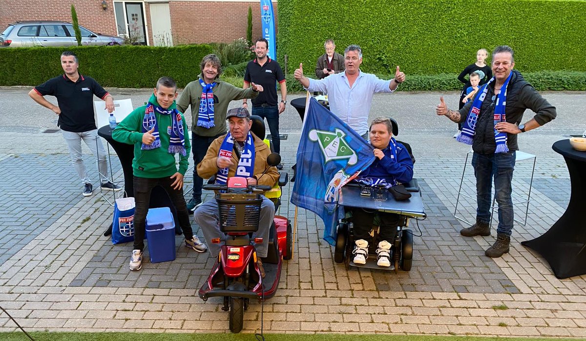 PECZwolle's tweet photo. Mooie eerste editie #PECATHOME in Laag Zuthem! 

De PEC Zwolle Truck, inclusief een groot scherm, catering én optredens van Jilles, ging zaterdagavond op bezoek bij seizoenkaarthouders Tom en Gerrit die niet in het stadion aanwezig konden zijn. #peczwolle #roscom #samenpeczwolle https://t.co/H2gq9uGvCi