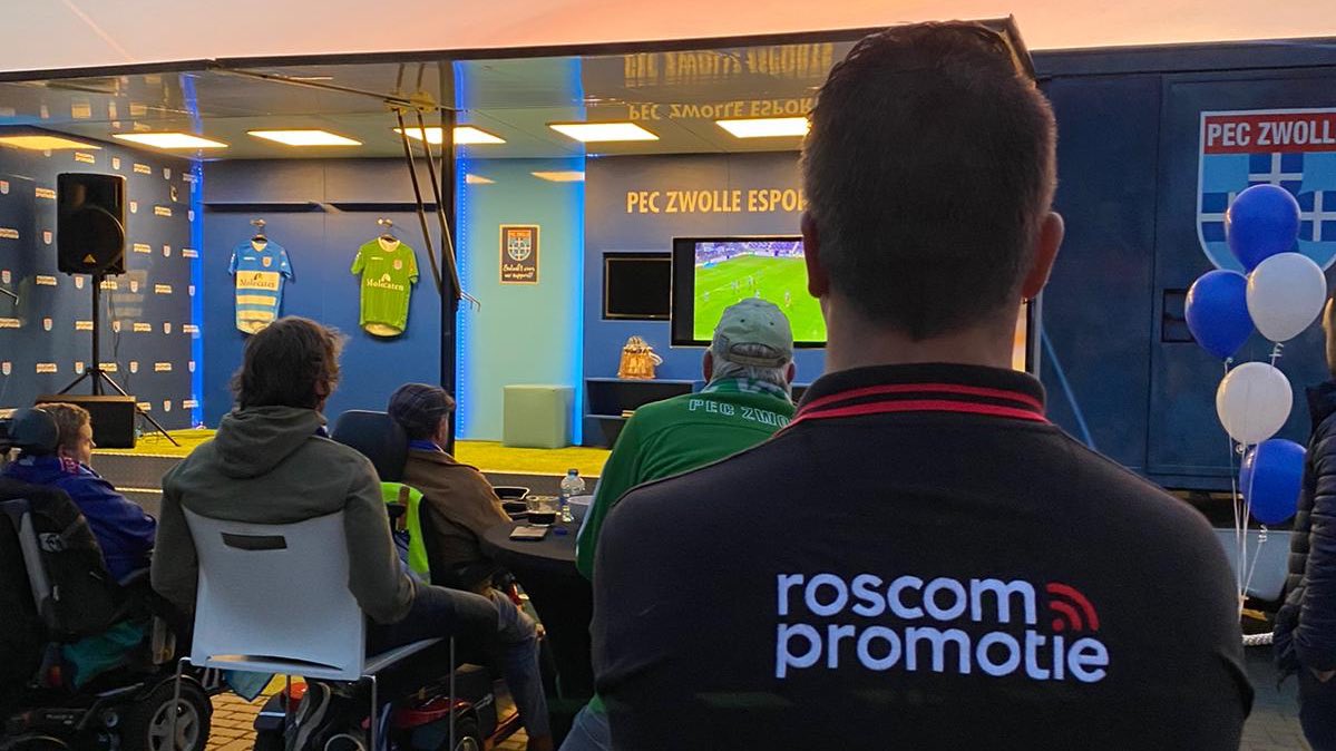 PECZwolle's tweet photo. Mooie eerste editie #PECATHOME in Laag Zuthem! 

De PEC Zwolle Truck, inclusief een groot scherm, catering én optredens van Jilles, ging zaterdagavond op bezoek bij seizoenkaarthouders Tom en Gerrit die niet in het stadion aanwezig konden zijn. #peczwolle #roscom #samenpeczwolle https://t.co/H2gq9uGvCi