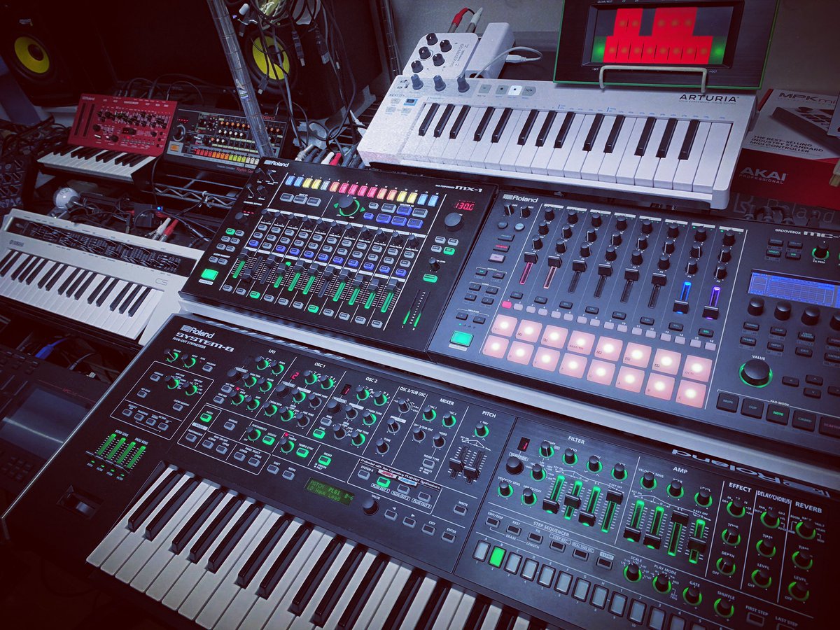 shu_sonicwave's tweet image. 再びSYSTEM-8を手前に。
#system8 #mc707 #mx1 #tb3 #keystep #sh01a #tr08 #refacecs #mpclive #roland #rolandaira #rolandboutique #yamaha #akai #arturia