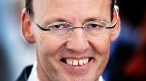 AdriaanBeenen's tweet image. Zo goed als het niet de verdienste van de arts is dat het kind groeit, zo is het evenmin de verdienste van de #econoom dat de #economie groeit.
Laat de economen bescheiden zijn met hun dode #modellen en het echte leven zijn gang laten gaan.
De #euro is echt niet te redden!