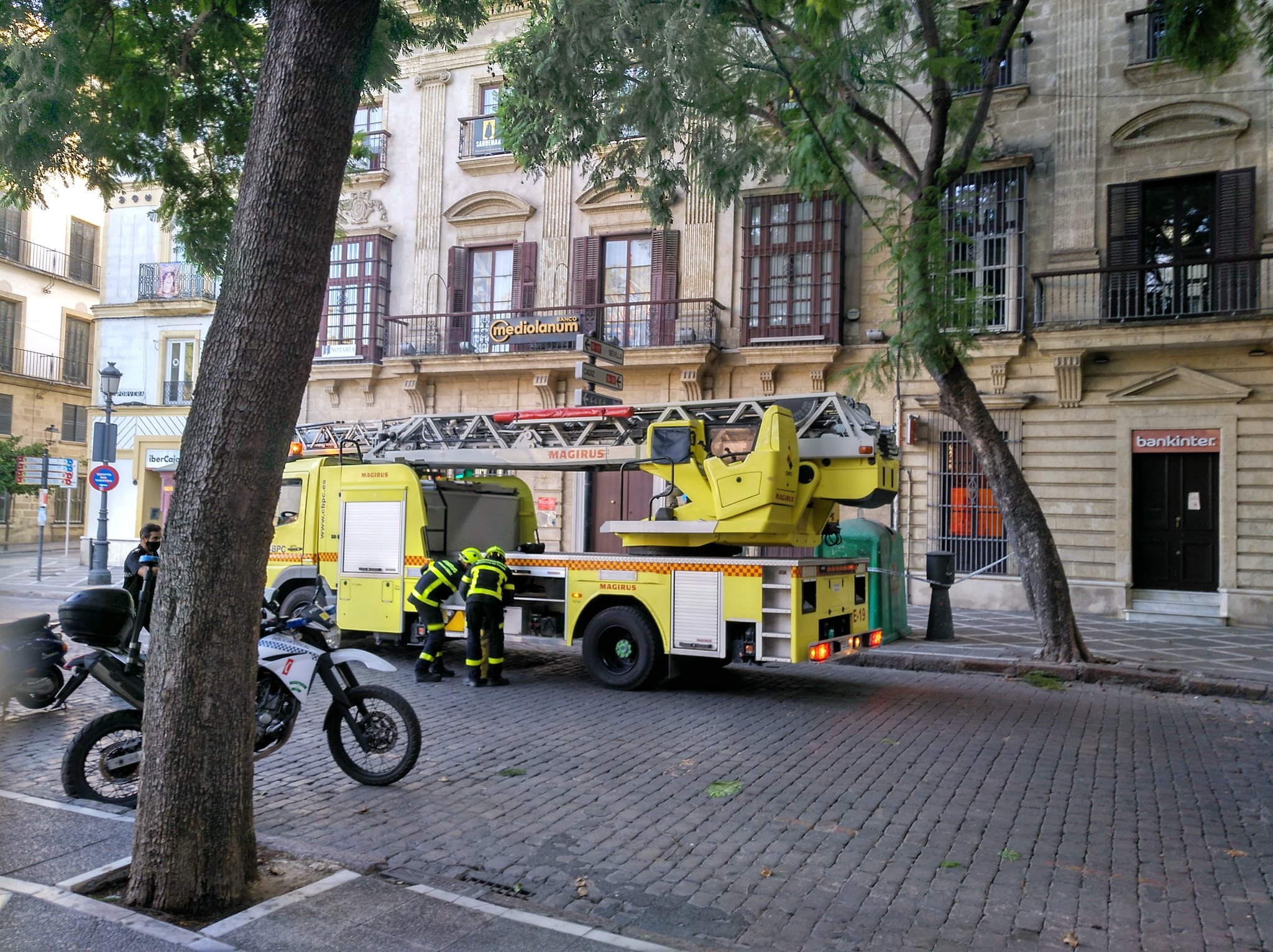 Luiski Friki en Twitter: "#ULTIMAHORA El fuerte viento provoca en #Jerez actuaciones por parte del Consorcio de bomberos. En este caso, la caída de una cornisa en C/Porvera https://t.co/qLzVEv46i2" / Twitter