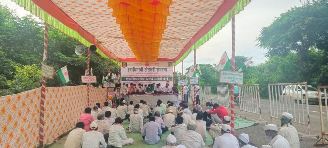 I bet you didn't know about a farm agitation from a couple of days back in Solapur. Here's what happened:-A sugar factory owes about Rs. 30 crore to its sugarcane farmers for the past four years. Double the amount of what Rhea was falsely accused of siphoning.