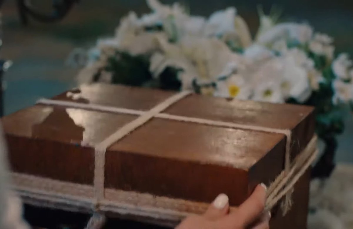 • Lᥲ sᥴᥲtoᥣᥲ ᥴomᥱ Özgᥙ̈r Atᥲsoყ •Il regalo che Özgür fa ad Ezgi é un vero e proprio specchio del personaggio. Un insieme di sentimenti, di emozioni e nuove esperienze, di scatole da scoprire.  #AşkınGücü •  #CanYaman •  #ÖzgürAtasoy •  #EzGür •  #BayYanlış