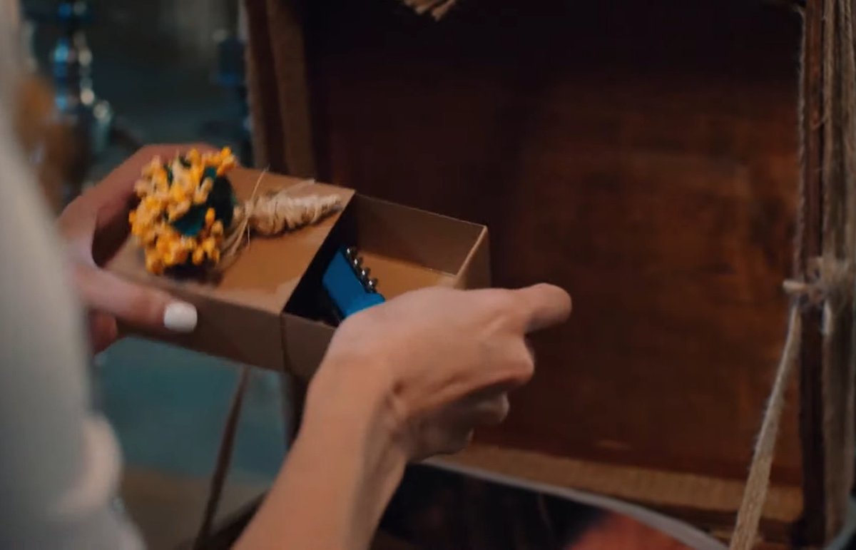 • Coᥣtᥱᥣᥣιᥒo •come il senso di preoccupazione per Ezgi, come una promessa, adesso ci sarebbe stato lui, l'avrebbe protetta proprio come quell'oggetto in caso di un nuovo rapimento.  #AşkınGücü •  #CanYaman •  #ÖzgürAtasoy •  #EzGür •  #BayYanlış