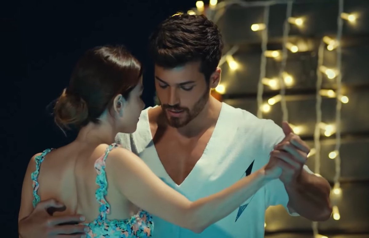Anche questa è una promessa balleranno assieme nella vita, adesso si accompagneranno a vicenda Nell'amore e nel dolore proprio come nel ballo del tango. Nella mancanza dell'amore. Come amanti. Come fidanzati. Come coppia sposata. #CanYaman •  #ÖzgürAtasoy •  #EzGür •  #BayYanlış