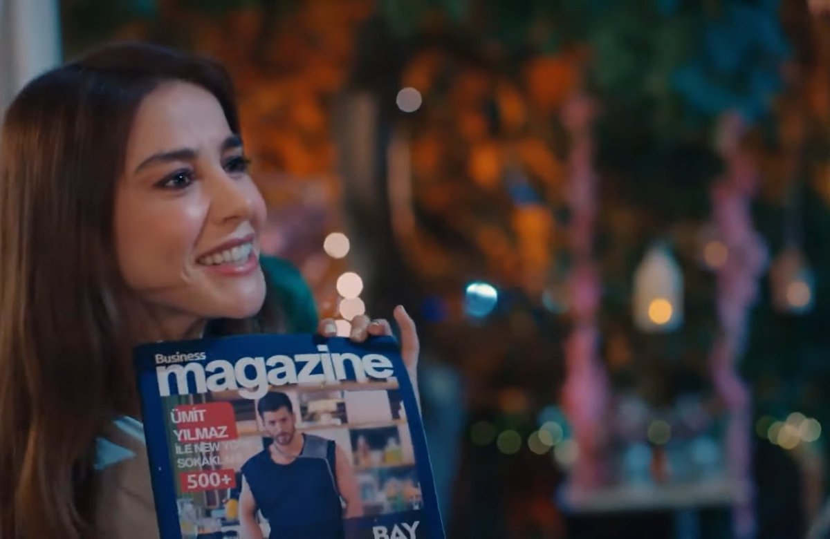 Ha letteralmente cancellato il passato - come la scritta Yanlış - per buttarsi in qualcosa di nuovo, insieme ad Ezgi. Ha affidato sé stesso finalmente. #AşkınGücü •  #CanYaman •  #ÖzgürAtasoy •  #EzGür •  #BayYanlış