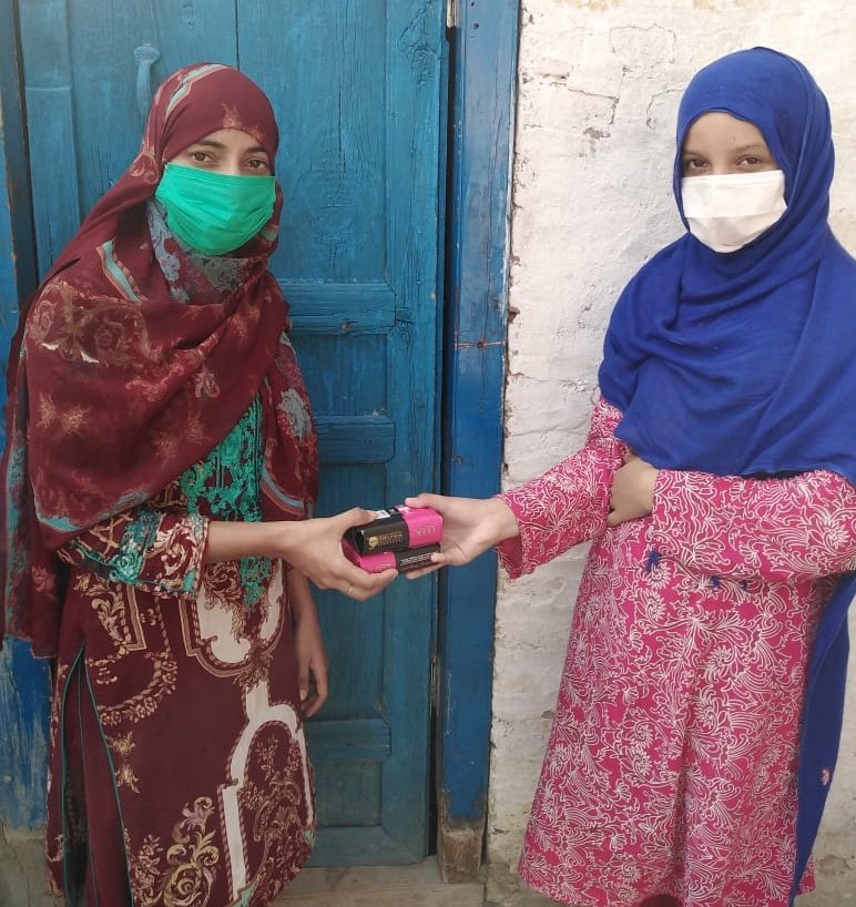 RwpVForce's tweet photo. Rawalpindi V-Force member Rabia of UC 48 conducted door to door awareness sessions against coronavirus and dengue, and distributed soaps to the community.
Under supervision of Fahad Saeed Janjua UC Rep 48 (Gujar Khan).

#vForceUpdate #COVID19 #AntiDengue #SundayMorning https://t.co/lKljtAk3L0