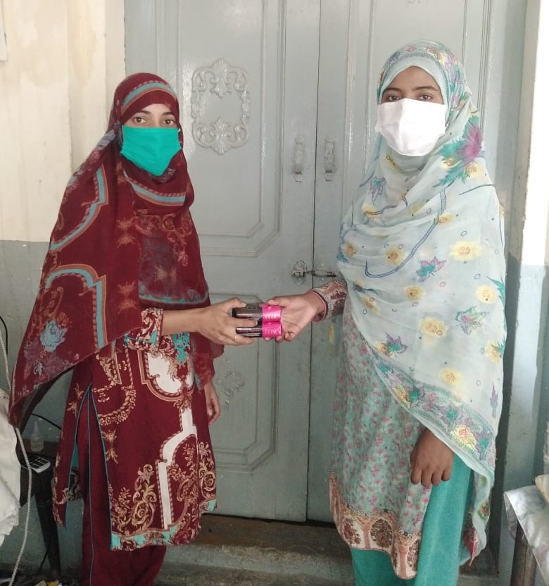 RwpVForce's tweet photo. Rawalpindi V-Force member Rabia of UC 48 conducted door to door awareness sessions against coronavirus and dengue, and distributed soaps to the community.
Under supervision of Fahad Saeed Janjua UC Rep 48 (Gujar Khan).

#vForceUpdate #COVID19 #AntiDengue #SundayMorning https://t.co/lKljtAk3L0