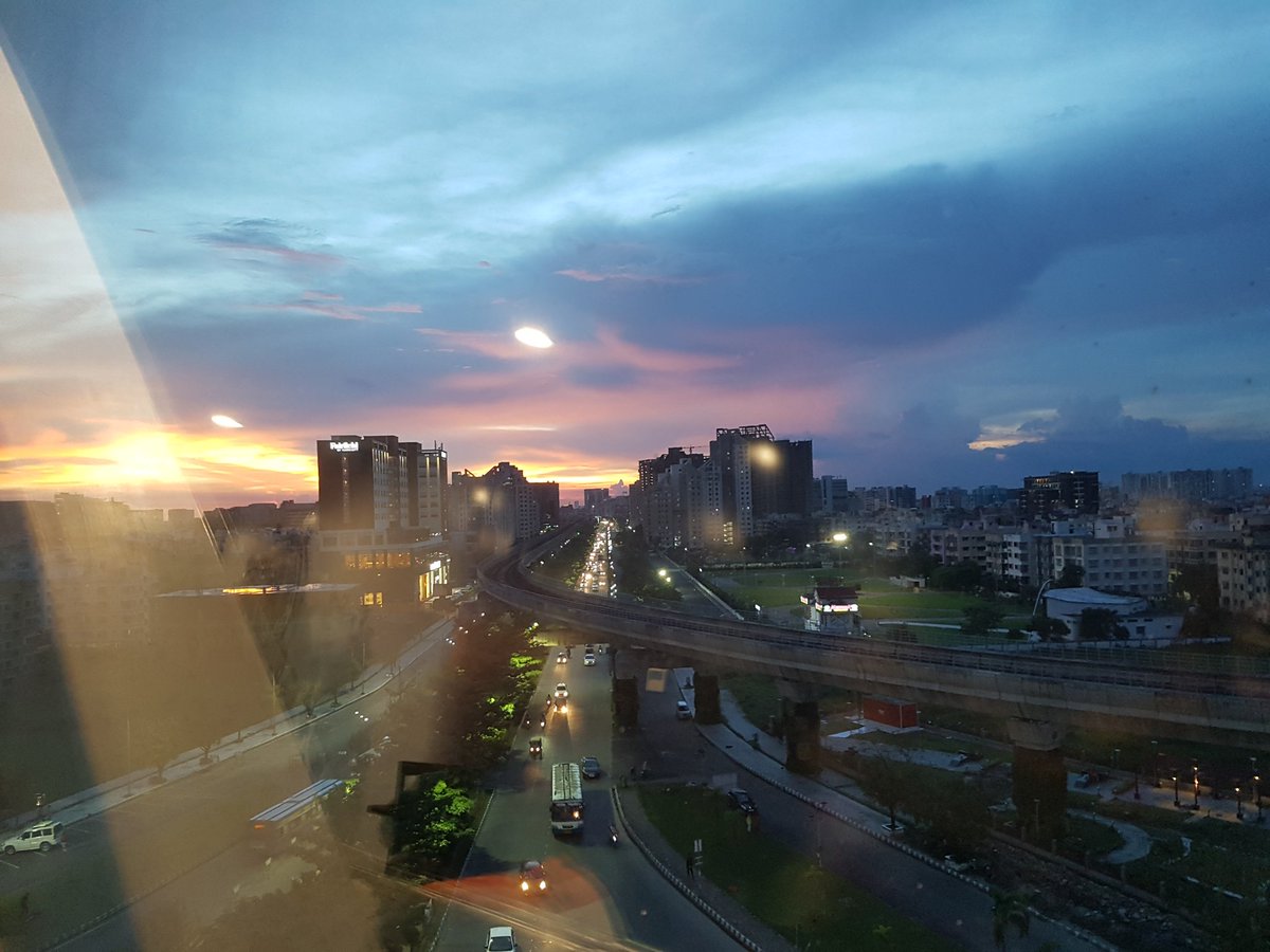 sairashahhalim's tweet photo. #UnlockDays Kolkata skyline this eve..#BishwaBangla..of missed tete e tetes with a dear friend,glorious food and surreal skies.. https://t.co/k513SD62Bg
