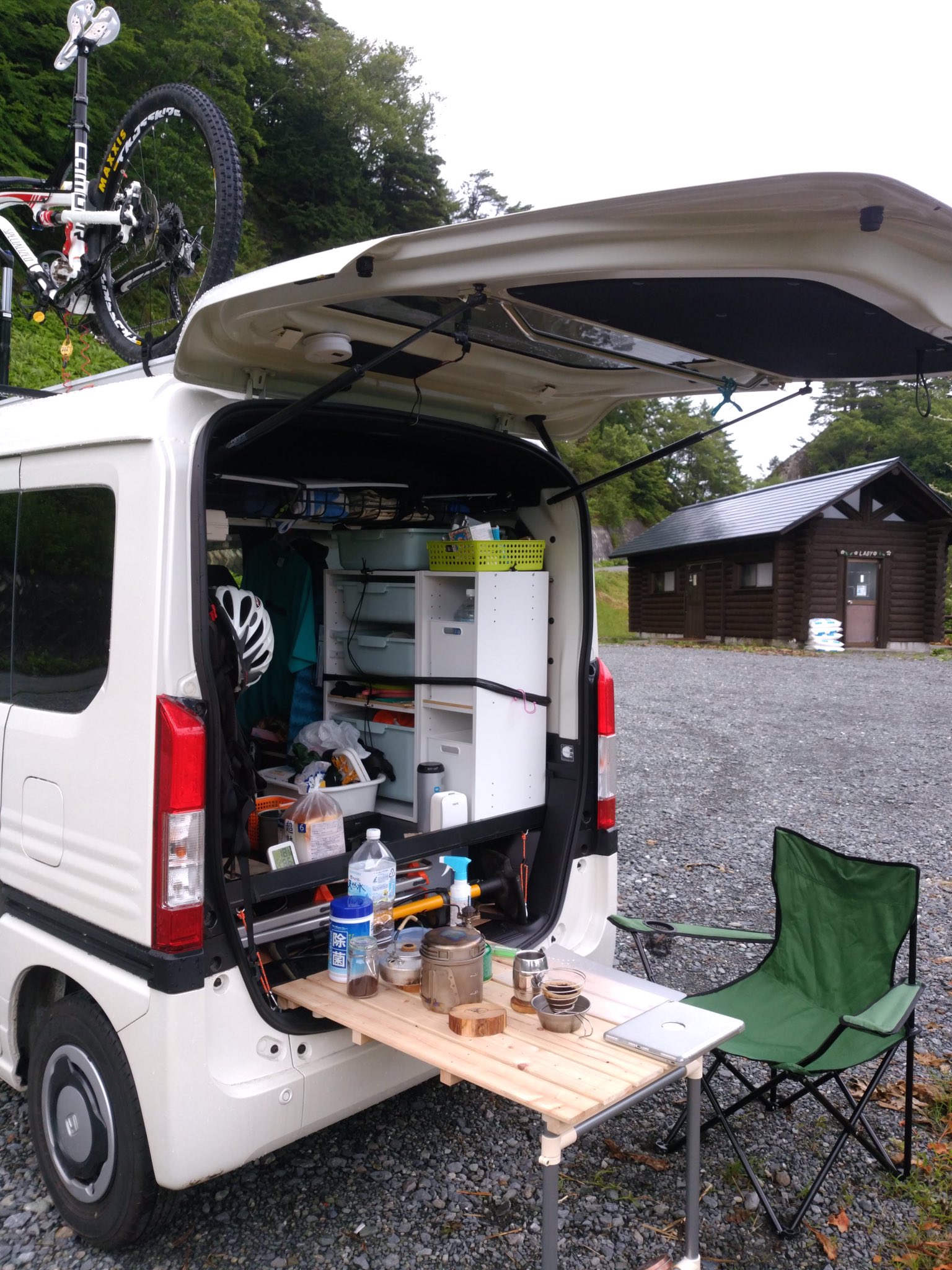 Wheel Of Life Jiyuujin60 はいっ すのこテーブルですっ 車の後ろのドアを跳ね上げて テーブルの 片方を車の荷台部分に乗せて 反対側を二本足で支えてテーブルとしてつかっていますっ こんな感じっ V Nバン 車中泊 キャンプ T Co
