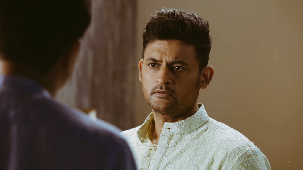 Chacha is the only sane member in this "we live in past" family troupe. Chanda ridiculing KTs married life can also be spurned off for a moment as her opinion on that matter is irrelevant but the moment she said "he& #39;s jobless" that& #39;s where KT should take umbrage at +