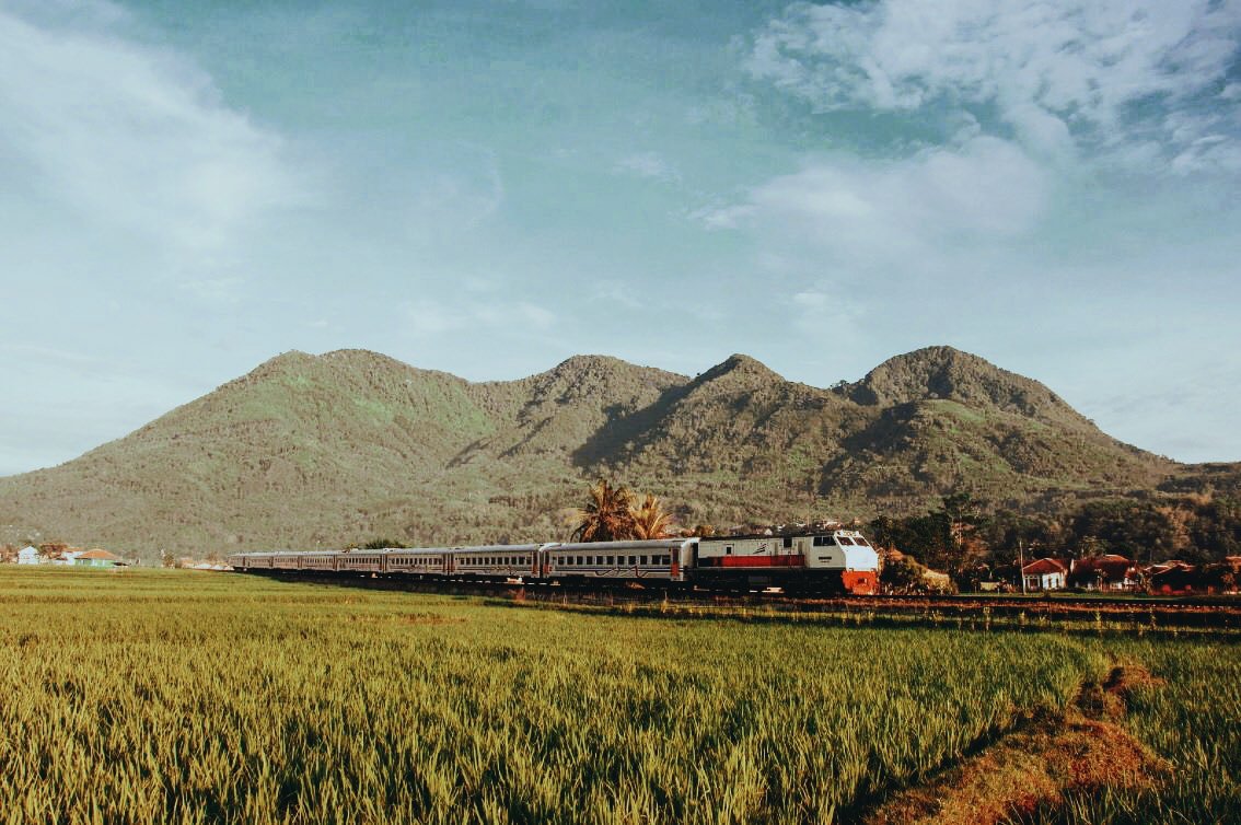 intansaadahh's tweet photo. @KAI121 Ajakin naik kereta lagi dong, yang jauh tapi yahh jangan Bdg-Padalarang doang 😁 @fadhiladwitami1 @santi_nuryanti @lisadarmansah sekalian follow akunnya @KAI121 yukkkk gaesss
#PresetChallenge 
#AmanNyamanNaikKereta https://t.co/C7g6kPXOX6