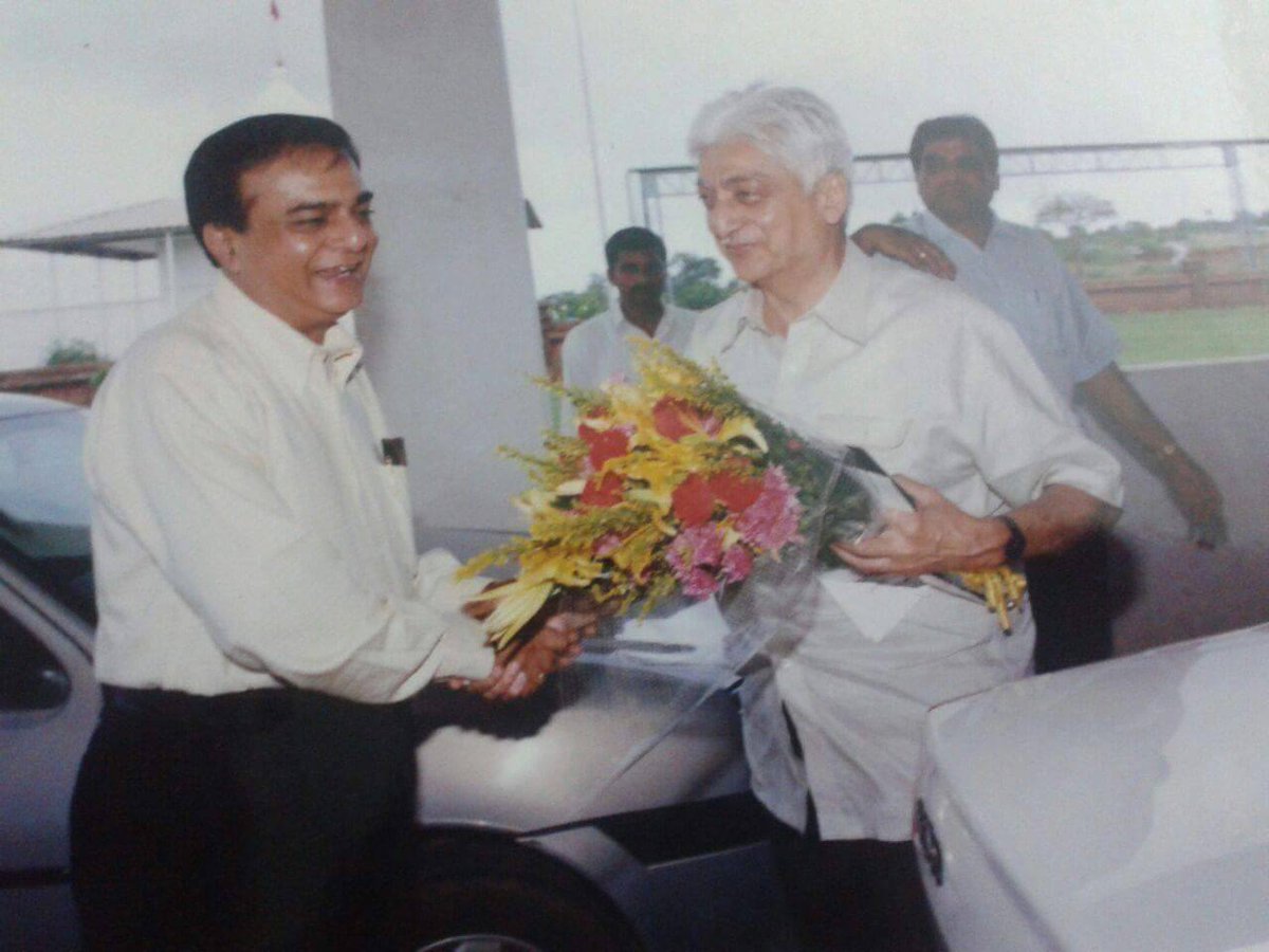 17/ A journey from selling tickets at a turf club to becoming the CEO of one of India's largest steel orgs. This pic is important because both Mr. Premji & dad helped The Better India, without them knowing anything about it when they met (I was yet to finish college!)