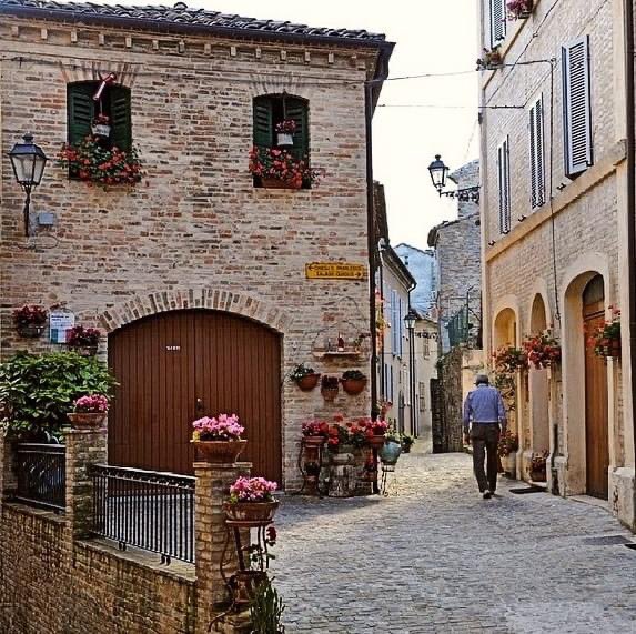 📣 Le Marche sotto i riflettori dei finalisti del <a href="/NikonItalia/">Nikon Italia</a> Master Director che sapranno cogliere le geometrie perfette delle colline contornate dai monti e dal mare. Un assaggio da Cupra Marittima a Montefiore dell’Aso fino a Campofilone, patria dei succulenti maccheroncini