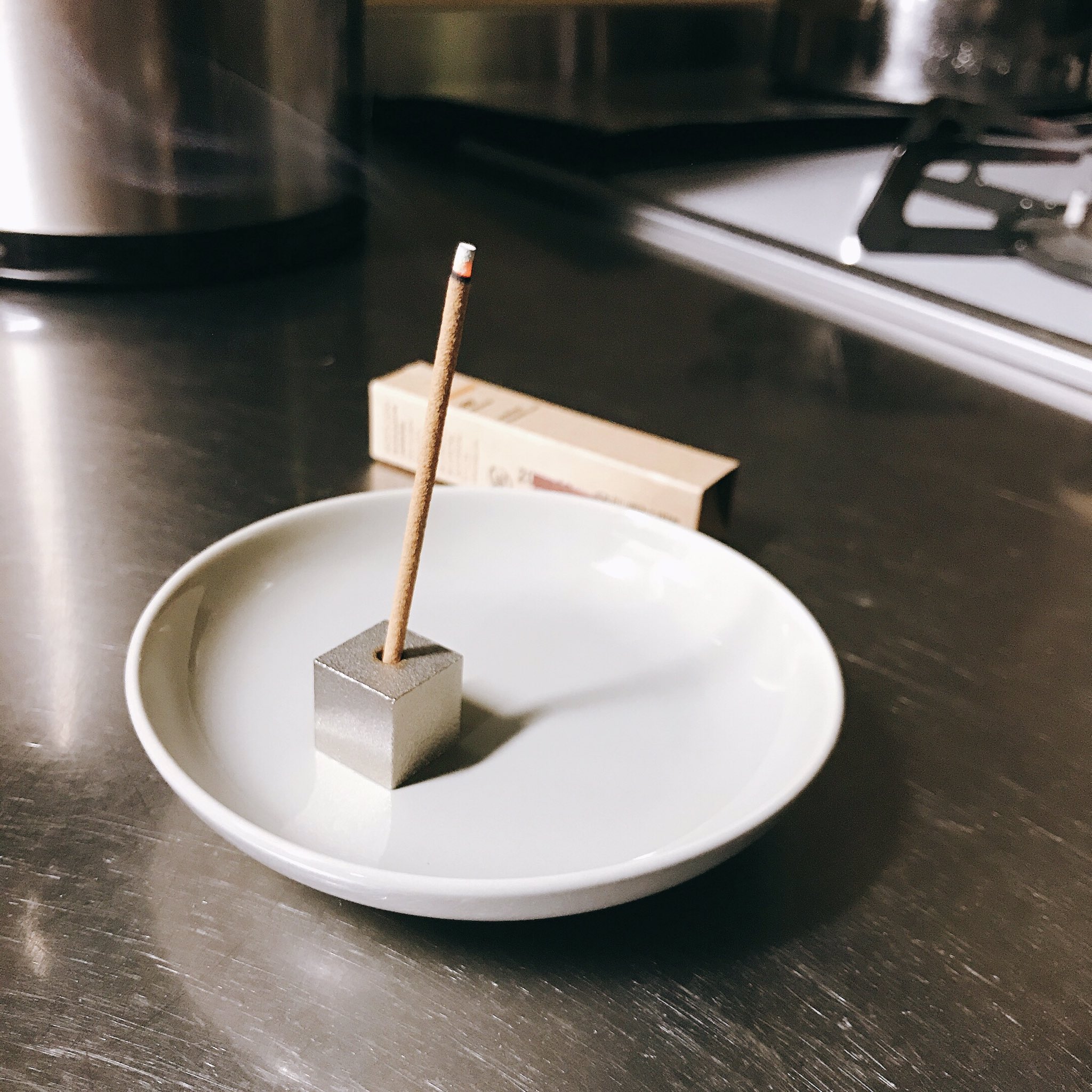 一藤 無印良品 お香 金木犀の香り 家でも秋を楽しみたいな って方におすすめなお香 個人的には火をつけた後より お香そのものの香りの方が金木犀の香りに近く感じるので箱のままポイッと放置してる 箱ごと枕元に置けば深呼吸捗らせつつリラクゼーション