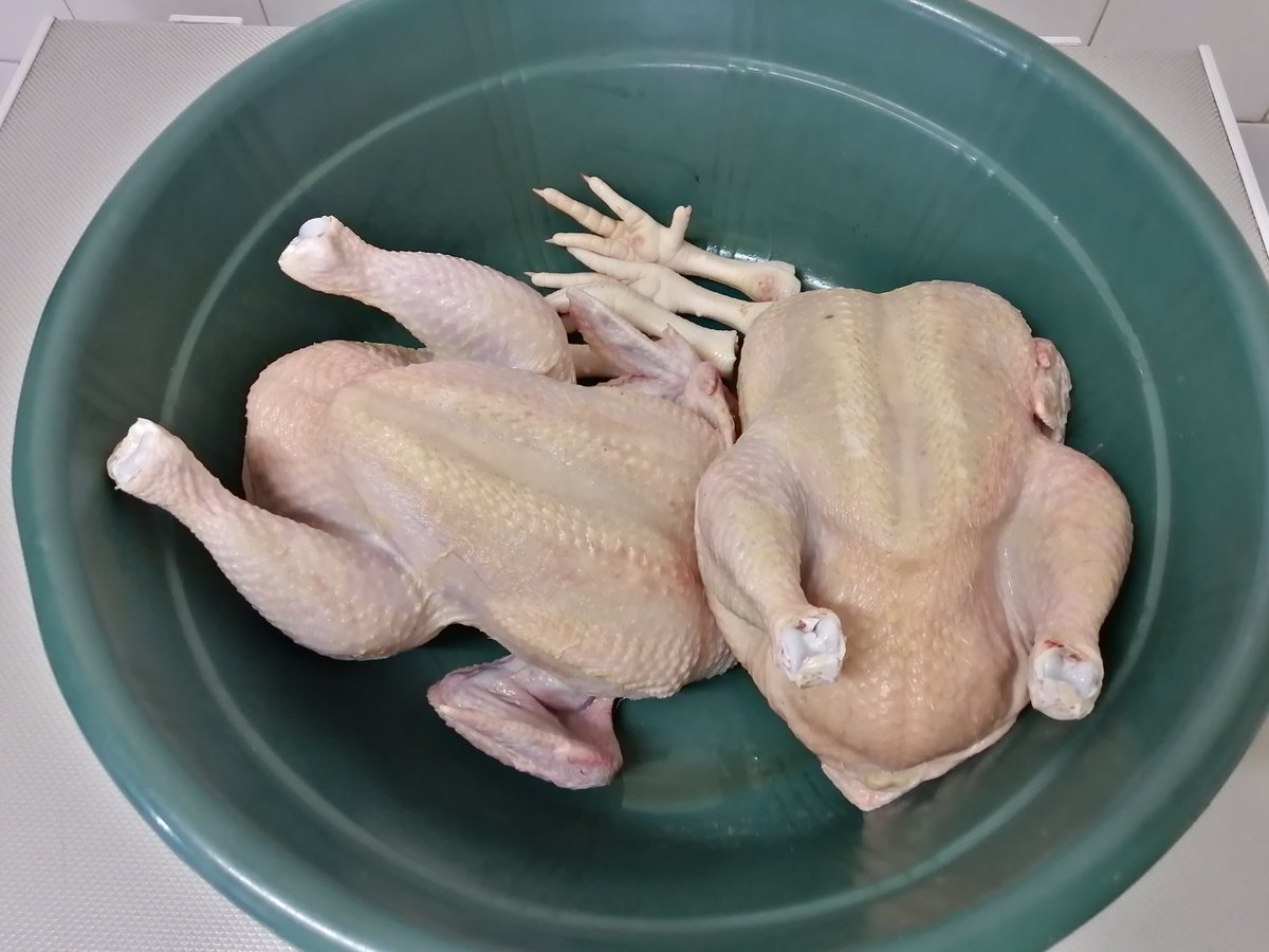 table_shakerZA's tweet photo. We are delivering in GP on the 25th. Place your orders for premium quality chicken 😋on 0713559454 
R750 for 10
R400 for 5
R90 each

Each chicken comes with Gizzards, feet and all that is in a chicken, 😊 https://t.co/FaHOF23ayy