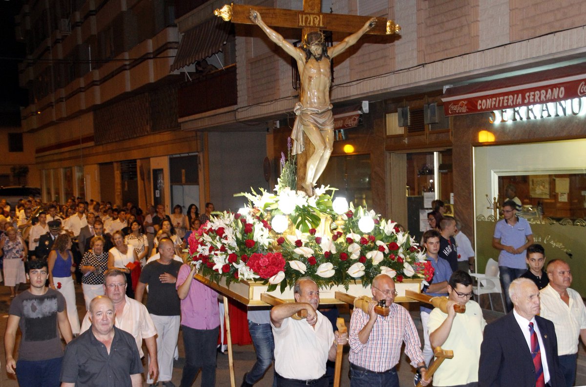 Hoy, tendria lugar en mi pueblo, el fin de las fiestas del Barrio del Calvario. La misa en la plaza junto a la imagen del Cristo, la procesion por el barrio y la traca que todos hemos corrido algun año. 2 años sin poder celebrar, el año pasado por la DANA, este por el Covid.