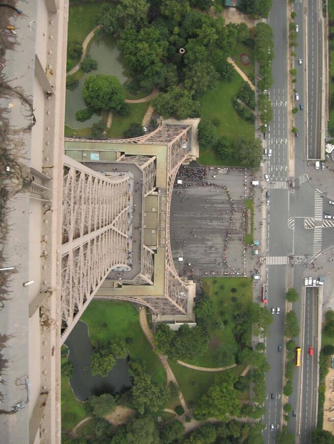 La torre Eiffel tiene una altura de 300 metros, fue construida para la Exposición Mundial de 1889. París, Francia.