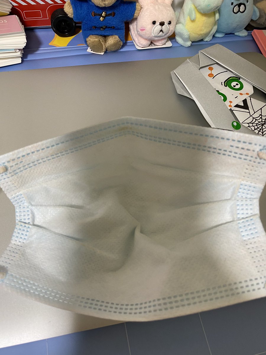 วันนี้เพื่อนมาแต่งหน้าให้ที่ห้องแล้วใช้อันนี้ฉีดที่หน้าตอนหลังคือแบบมันดีมากอะเครื่องสำอางไม่ติดแมสเลยขนาดข้างนอกร้อนมากเหงื่อไหลแต่เครื่องสำอางก็คือยังไม่ติดแมสอะ