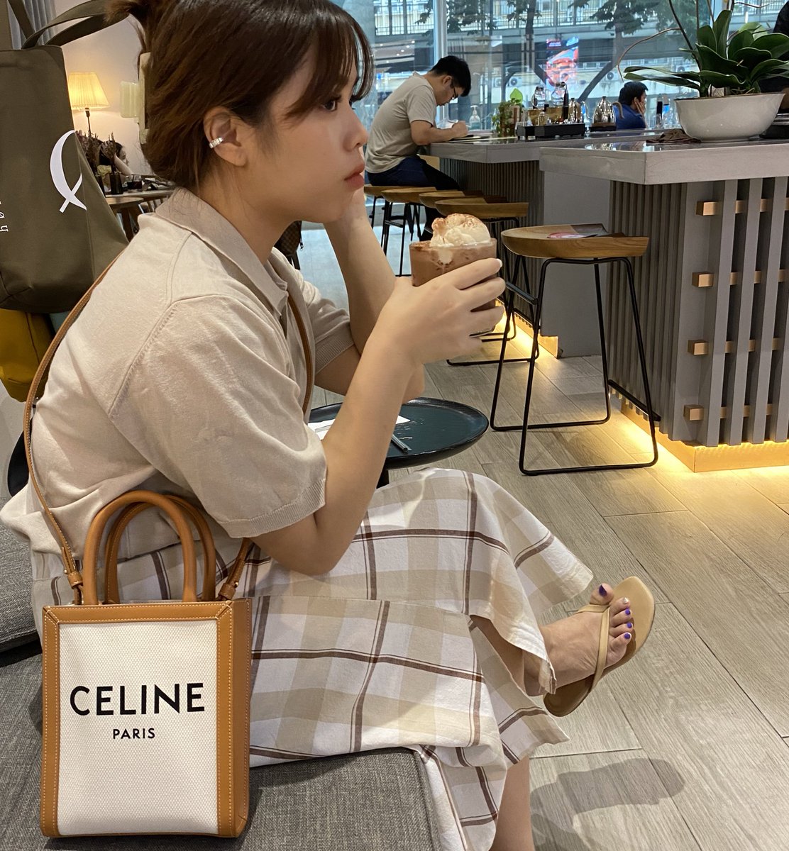 weirderday__'s tweet photo. celine mini vertical cabas🥜🥞 นุ้งจิ๋วใบนี้น่ารักมาก เป็นแคนวาส natural tan ที่เรารัก แต่งตัวสีเบจ ขาว น้ำตาล ถือใบนี้ตอบโจทย์ลงตัวมาก✨มี 3 ไซส์ใบนี้เล็กสุด อ้ากว้างไม่ได้แต่ใส่ของจำเป็นได้โอเคกระเป๋าตังค์ ลิป คูชั่น มือถือไรงี้ใช้ไปเที่ยวได้สบาย จะถือหิ้วหรือสะพายคาดตัวก็ได้💖 https://t.co/R3jWPm5W0A