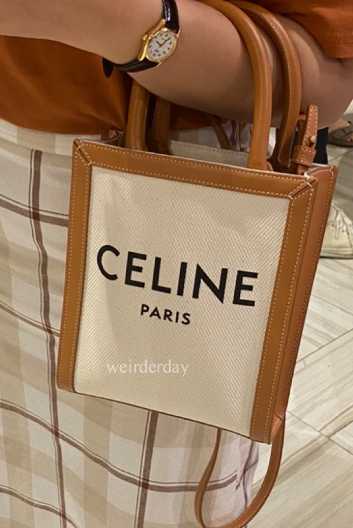 weirderday__'s tweet photo. celine mini vertical cabas🥜🥞 นุ้งจิ๋วใบนี้น่ารักมาก เป็นแคนวาส natural tan ที่เรารัก แต่งตัวสีเบจ ขาว น้ำตาล ถือใบนี้ตอบโจทย์ลงตัวมาก✨มี 3 ไซส์ใบนี้เล็กสุด อ้ากว้างไม่ได้แต่ใส่ของจำเป็นได้โอเคกระเป๋าตังค์ ลิป คูชั่น มือถือไรงี้ใช้ไปเที่ยวได้สบาย จะถือหิ้วหรือสะพายคาดตัวก็ได้💖 https://t.co/R3jWPm5W0A