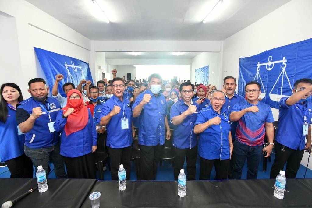 Kepimpinan dan jentera UMNO/BN bhg Kimanis nampak nya begitu bersemangat untuk menghadapi PRN Sabah pd 26hb ini..Tahniah Yb Dato Mhd Al Amin, KB Kimanis dan anak2 buah nya.

Gd luck to Tuan Hj Awang Shahirin (bekas Penolong Pegawai Daerah Membakut) calon BN di Dun Bongawan