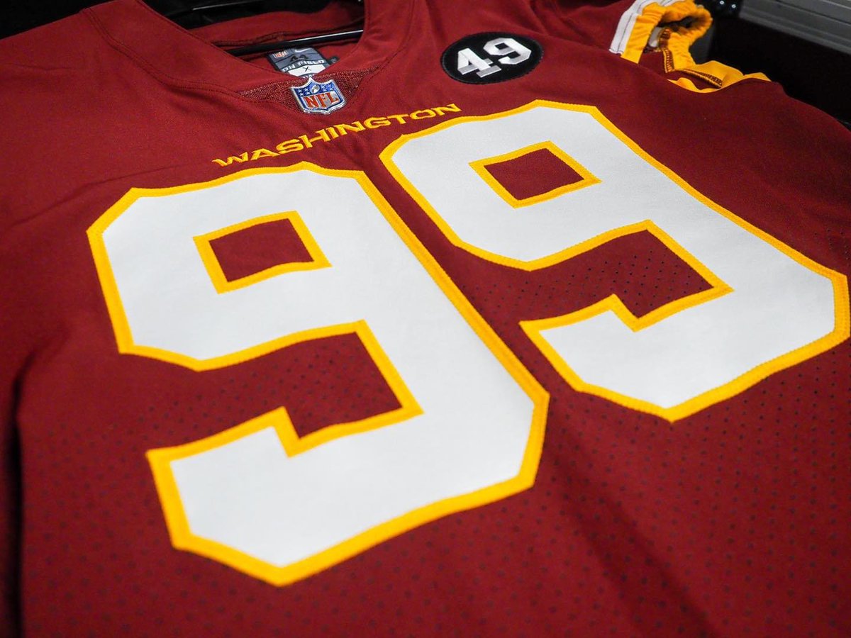 IlliniFootball's tweet image. Today, @WashingtonNFL will debut a No. 49 patch to honor former #Illini Bobby Mitchell, the first Black player to play for the franchise. 

Mitchell, a 2019 Illinois Athletics Hall of Fame inductee, died in April.