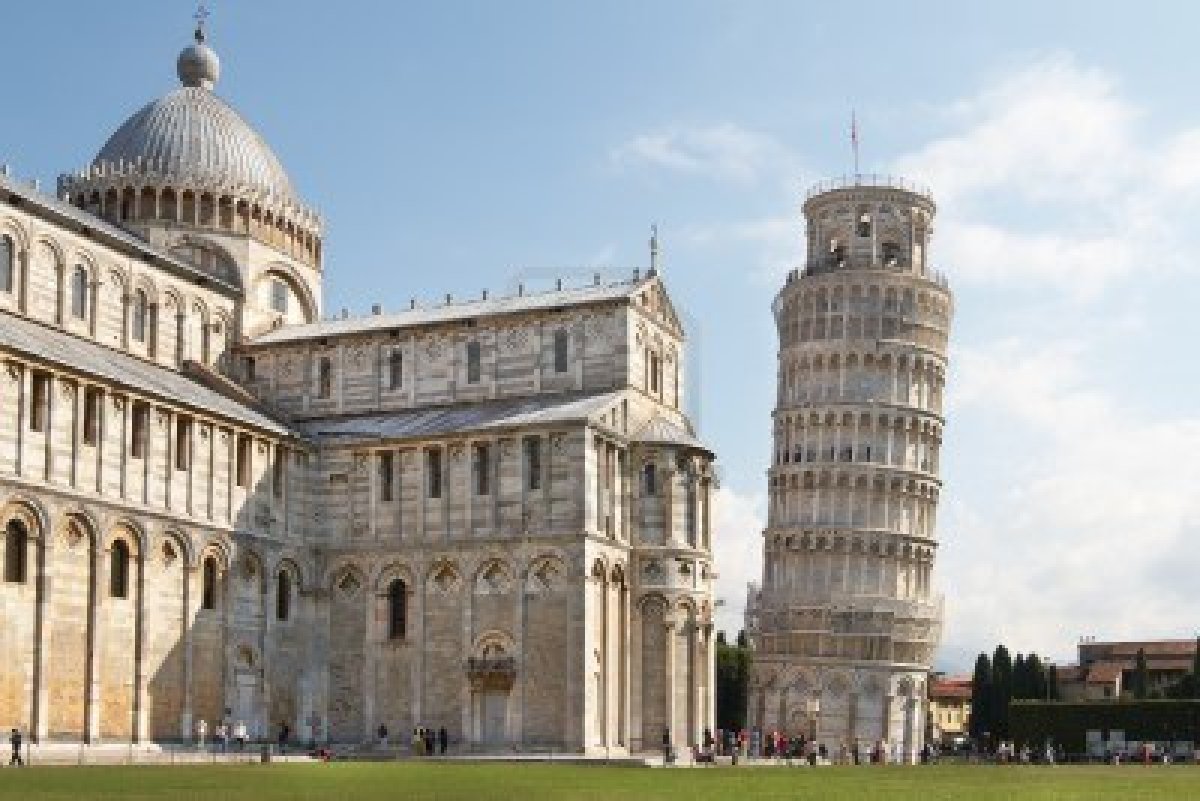 Es un campanario. La torre de Pisa o torre inclinada de Pisa es el campanario de la catedral de Pisa, situada en la Plaza del Duomo de Pisa, Italia.
