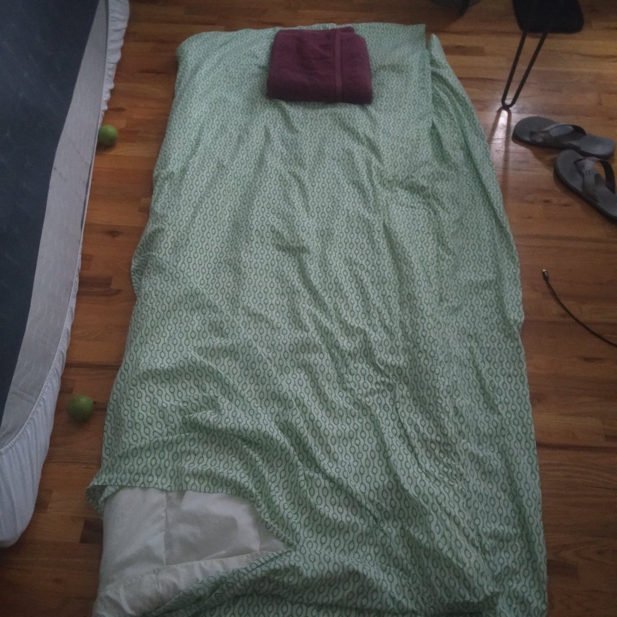 night 4: first no mattress night! slept from 12-7am, then went to go sleep on the couch 7-9:30got soooome sleep, there wasn't acute discomfort, but there was a clear sense of not being able to completely relax into the ground