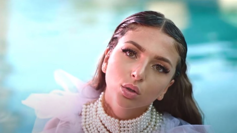 Eva <a href="/IAMEVAQUEEN1/">Eva Queen</a> dévoile le single «Lingo» issu de son deuxième album «Feed» - Clip ➡️ oodarmagazine.com/musique/popurb…