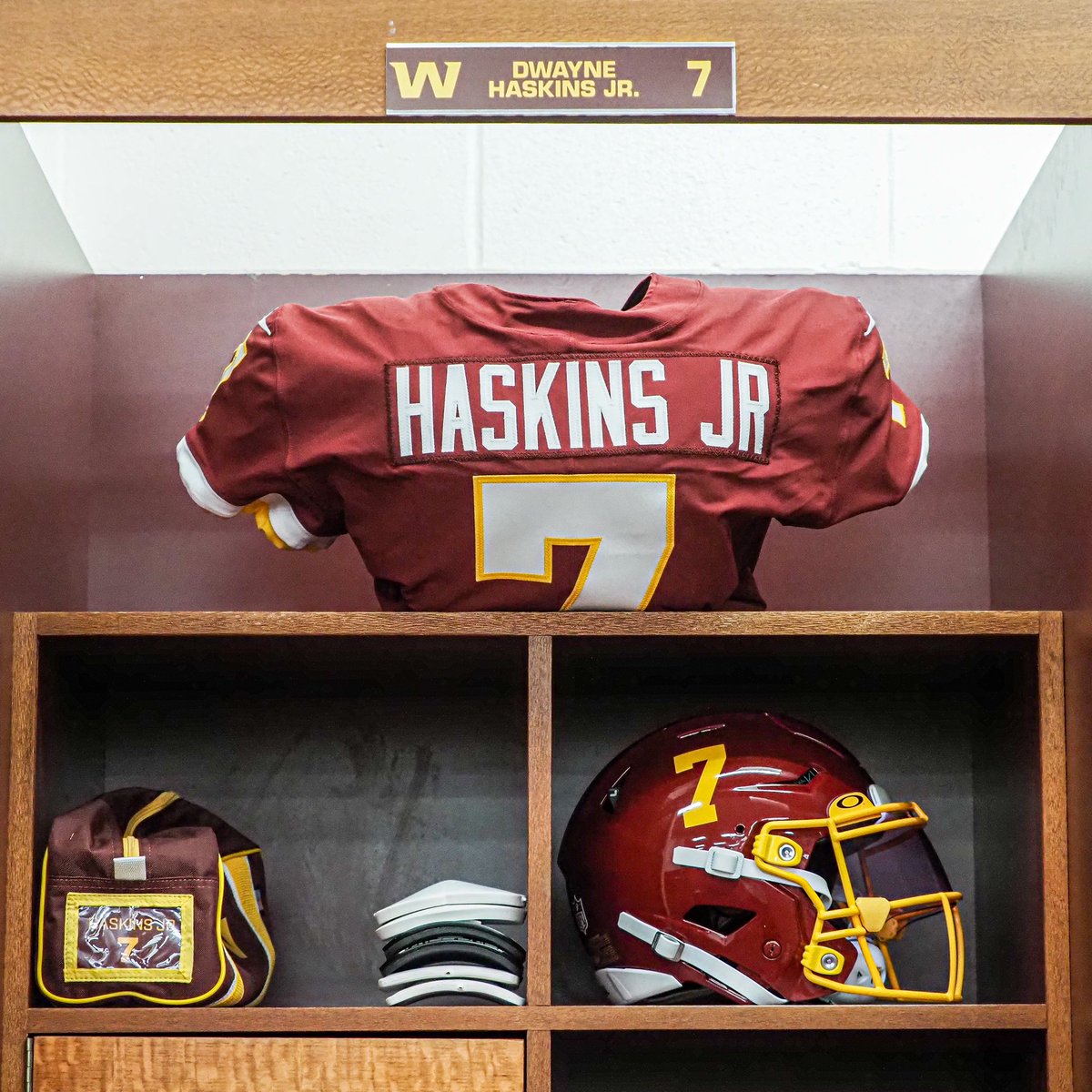 Commanders's tweet photo. Locker Room is SET 🔥 https://t.co/1V6DEhlu6a