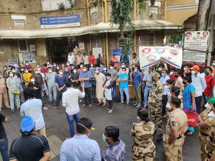 DrJsinghRajawat's tweet photo. #AIMSA are with Residents doctors KEM Hospital. #StopViolenceAgainstDoctors @drharshvardhan @PMOIndia @CMOmaharashtra https://t.co/CyClFX9XBN