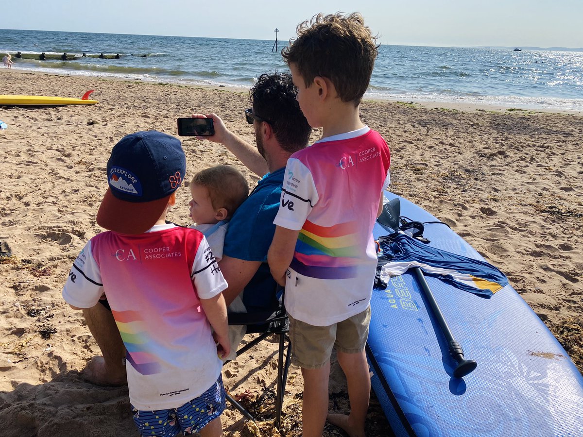 dan_20smith's tweet image. Watching the cricket @SomersetCCC @ItsTradeNation at the beach. #StreamInStyle