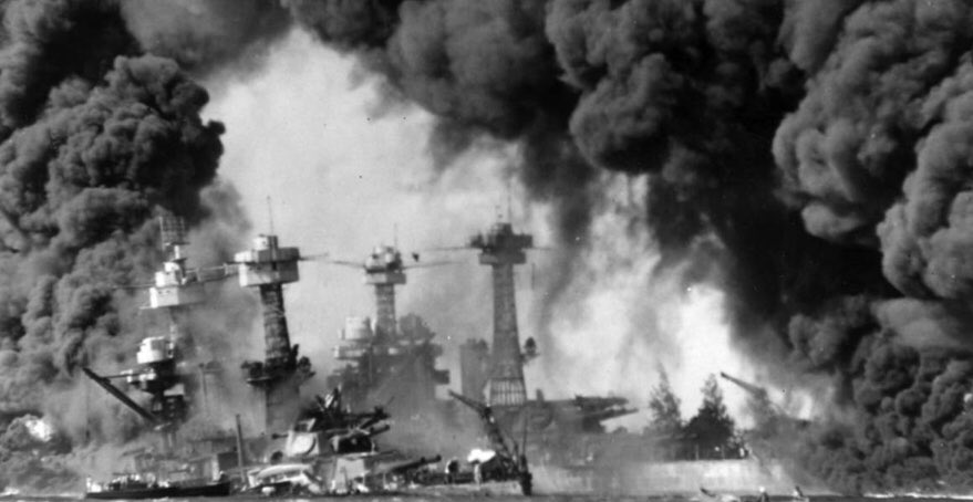 Attaque de Pearl Harbor  le 7 décembre 1941 par les forces japonaises  à 7h45. Cet événement incita le Congrès des États-Unis à entrer officiellement dans la Seconde Guerre mondiale, déclaration de guerre signée par le président Roosevelt le 11 décembre.