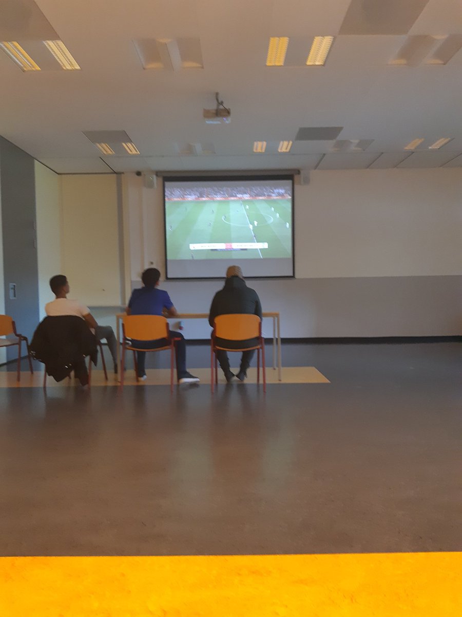 Als je toch aan het wandelen bent in de wijk, ga je even langs bij de jongeren in #Kleurrijk.  <a href="/vwvrederust/">vreedzamewijkvrederust</a> @PolBerestein