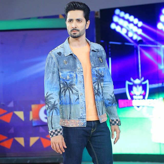 Danish Taimoor: #DanishTaimoor Last nights GAME SHOW AISEY CHALEGA CHALLENGETeam CHAMPIONS vs Team TIKTOKERS vs Team INSTAGRAMERS vs Team YOUTUBERSEvery Saturday,Sunday and Monday at 7pm on #bolentertainment#zarasambhalkayphotography @farooqkhan5224 and @saimrajput1 WEARING…