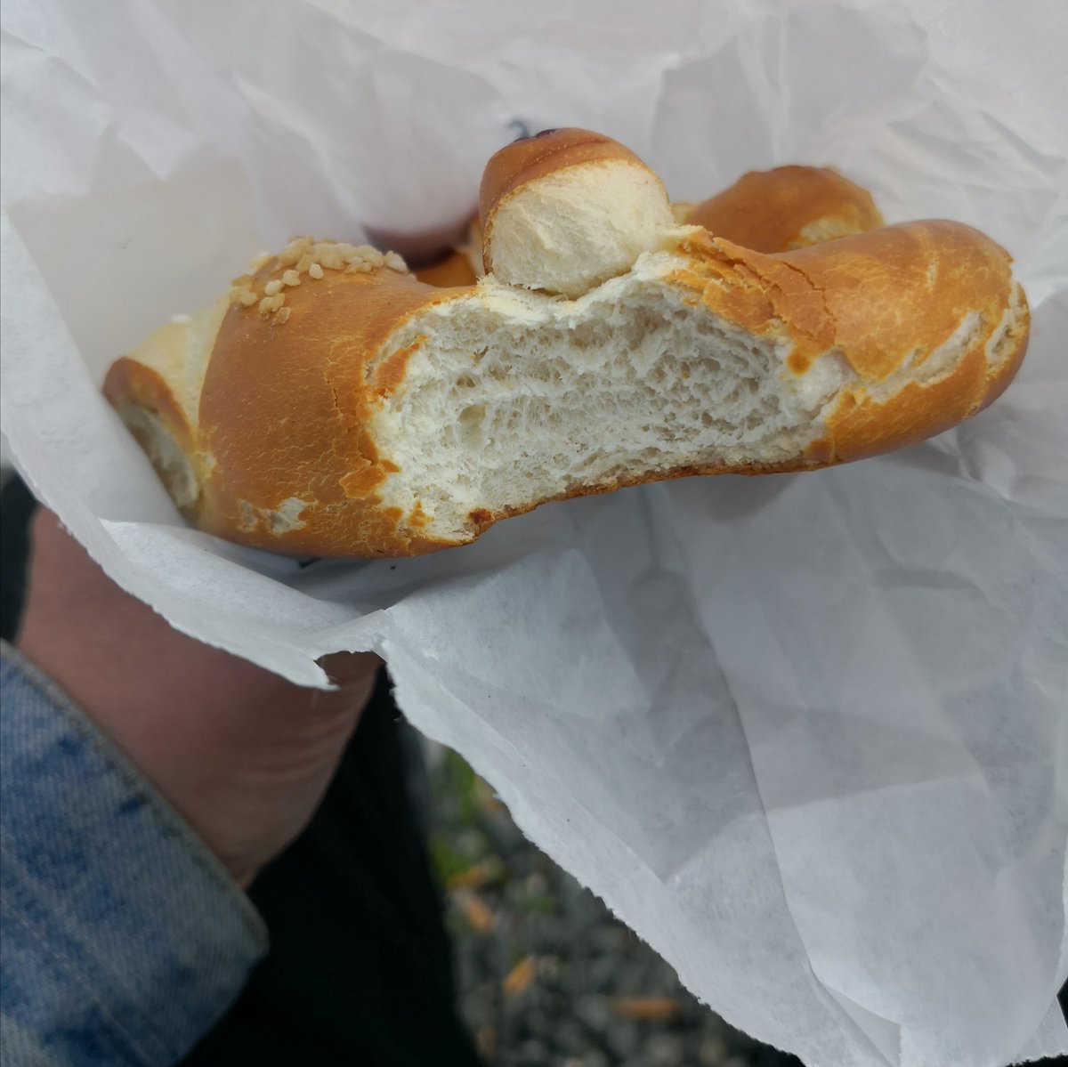 irgendwasmitT's tweet photo. Zwei Bäckerinnen zum Lächeln gebracht. #Brezn und #Kaffee hab ich auch, dann noch Kippe und frische Luft. 😎 #HighlightsOfMyLife 🤷🏻♂️ #KaffeeTweet 😋 https://t.co/RlwviN2Nli